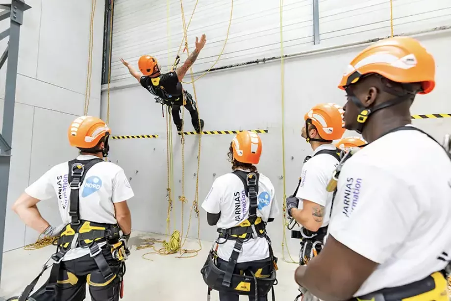 Formateur Jarnias Formation faisant une démonstration technique devant des stagiaires