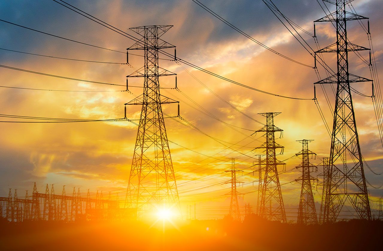 lignes électriques haute tension au coucher du soleil